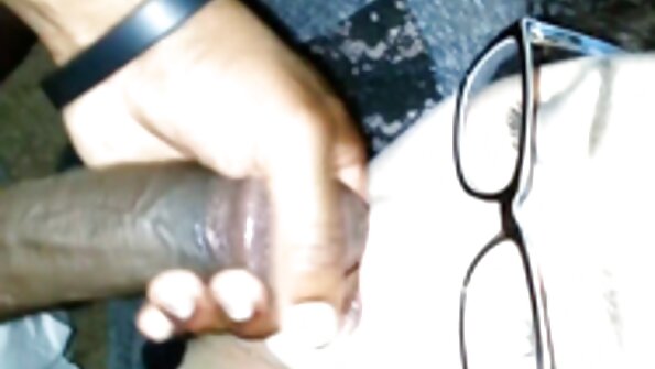 Charmer ਪੋਰਨ ਨਿਰਮਾਤਾ ਦੇ ਘਰ ਦੇ ਸਟੂਡੀਓ ਵਿੱਚ shaved twat ਵਿੱਚ fucked ਹੈ