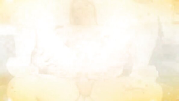 ਚਮਕਦਾਰ ਕਰਵੀ ਜਾਪਾਨੀ ਘਰੇਲੂ ਔਰਤ ਨੂੰ ਇੱਕ ਵੱਡੇ ਕੁੱਕੜ ਦੀ ਸਵਾਰੀ ਕਰਨ ਦੀ ਲੋੜ ਹੈ