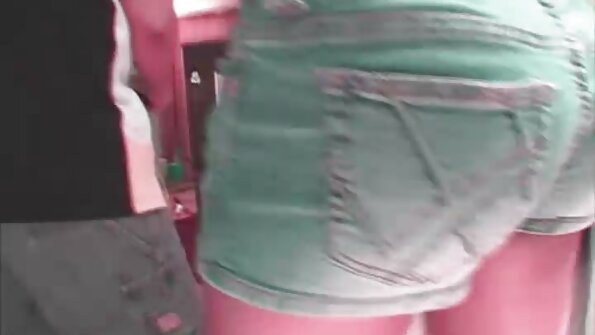 saggy tits ਦੇ ਨਾਲ busty milf ਆਪਣੇ ਗੋਡਿਆਂ 'ਤੇ ਹੈ, ਵੱਡੇ ਡਿਕ ਨੂੰ ਚੂਸ ਰਿਹਾ ਹੈ