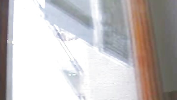 ਲਾਲਚੀ ਬੇਵਕੂਫ ਸਖਤ ਅਧਿਆਪਕ ਕੁੱਕੜ ਲਈ ਆਪਣੀ ਮੇਜ਼ ਉੱਤੇ ਝੁਕਦਾ ਹੈ